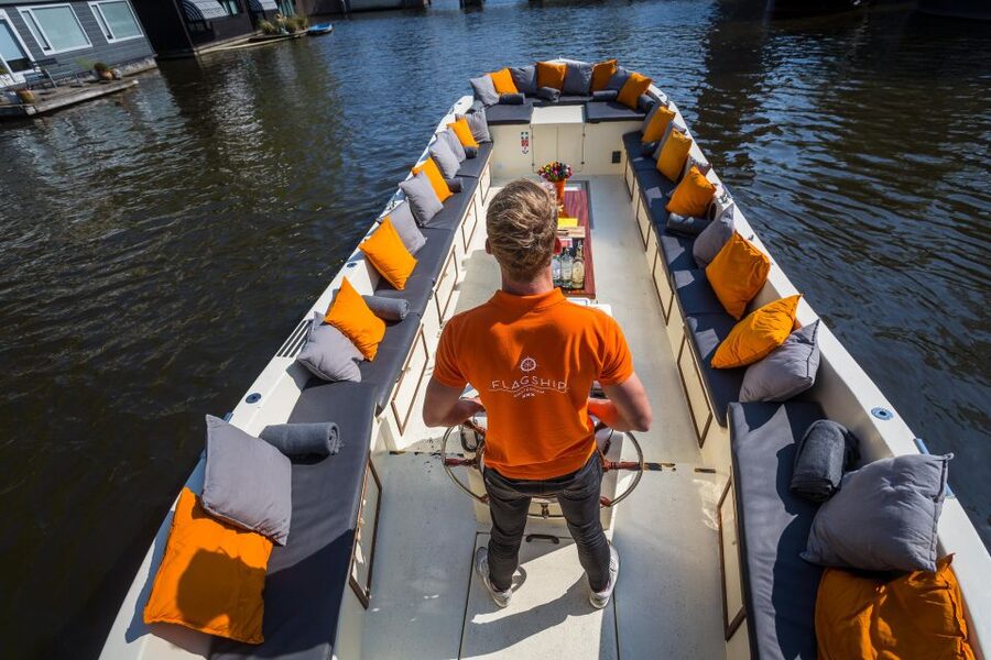 Amsterdam: Private Prosecco Canal Cruise Tour - The skipper and live guiding: why the narration matters