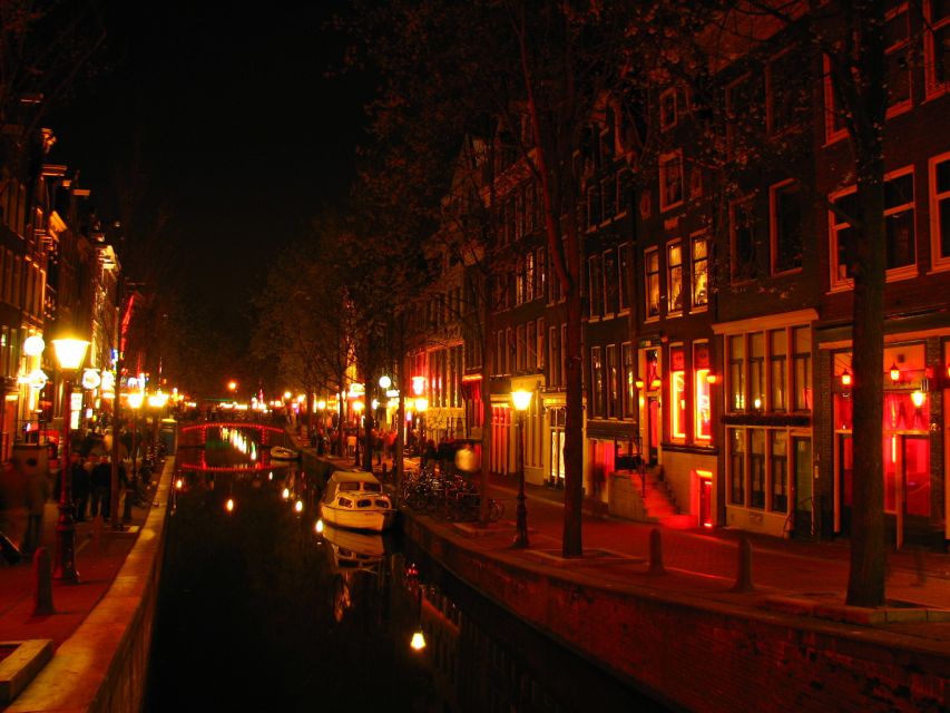 Amsterdam: Private Red Light District and Food Tour - Dam Square to Oude Kerk, grounding the walk in real Amsterdam