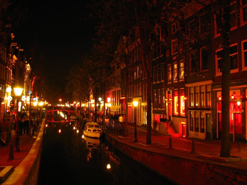 Amsterdam: Private Red Light District Tour in Spanish - A private Spanish walk through Amsterdam’s Red Light District, with Old Town stops