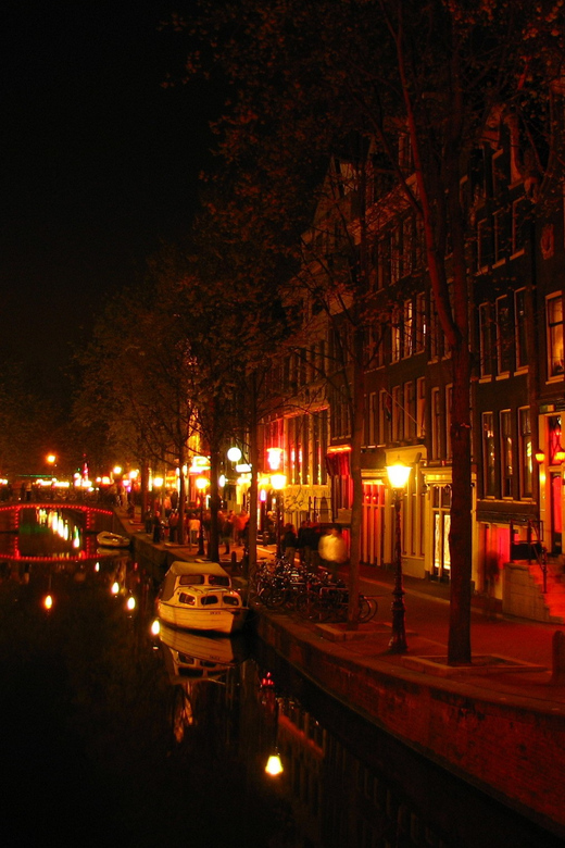 Amsterdam: Private Red Light District Tour in Spanish - Zeedijk Street and Chinatown: the first look at how the area changed