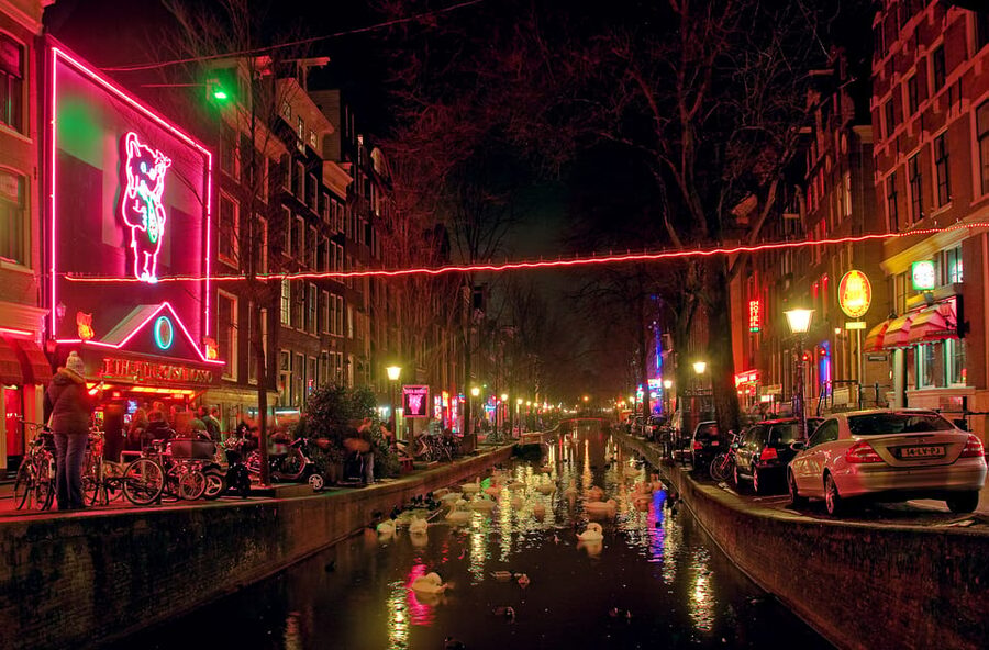 Amsterdam: Private Red Light District Tour in Spanish - Waag, the pub called the Ape, and a Buddhist temple on the same walk