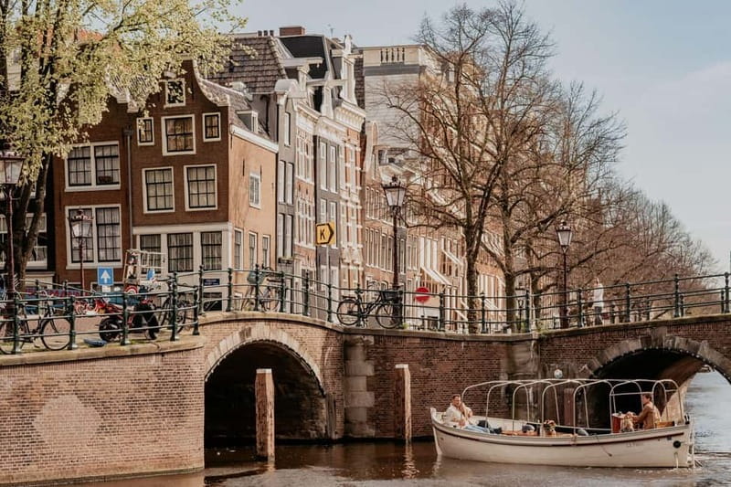 Amsterdam: Private Romantic Canal Cruise w. Prosecco/Snacks - A private, romantic cruise route built for couples