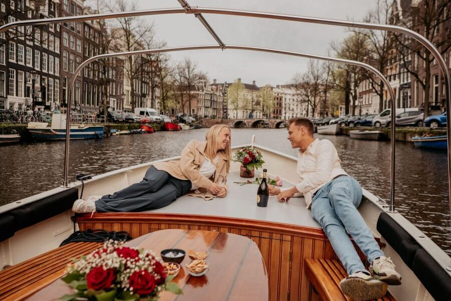 Amsterdam: Private Romantic Canal Cruise w. Prosecco/Snacks - Meeting at Keizersgracht 401 without stress