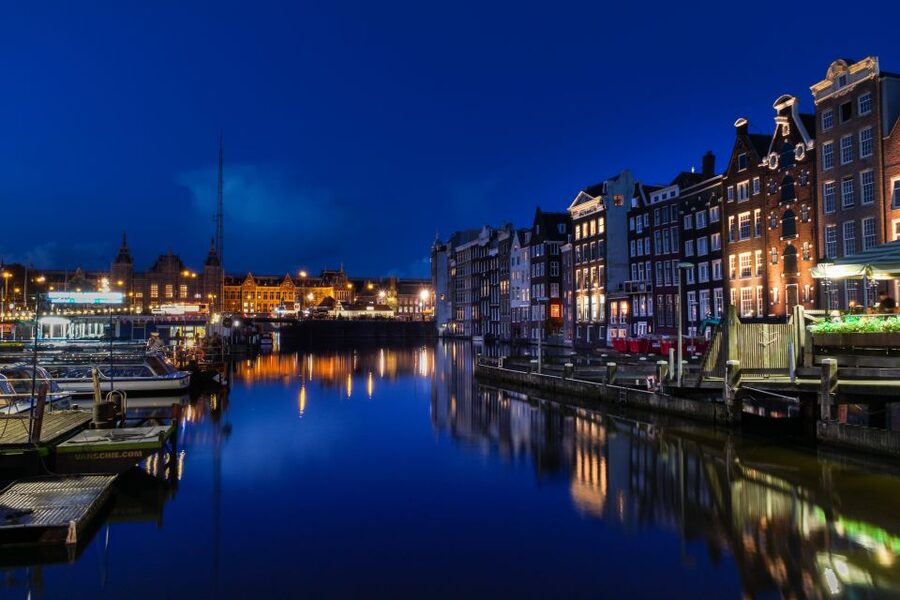 Amsterdam: Private Romantic Evening Boat Tour with Prosecco - Why Amsterdam by night works for romance