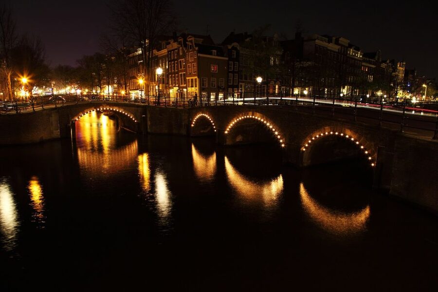 Amsterdam: Private Romantic Evening Boat Tour with Prosecco - The canal belt route, from Grachtengordel to classic photo views