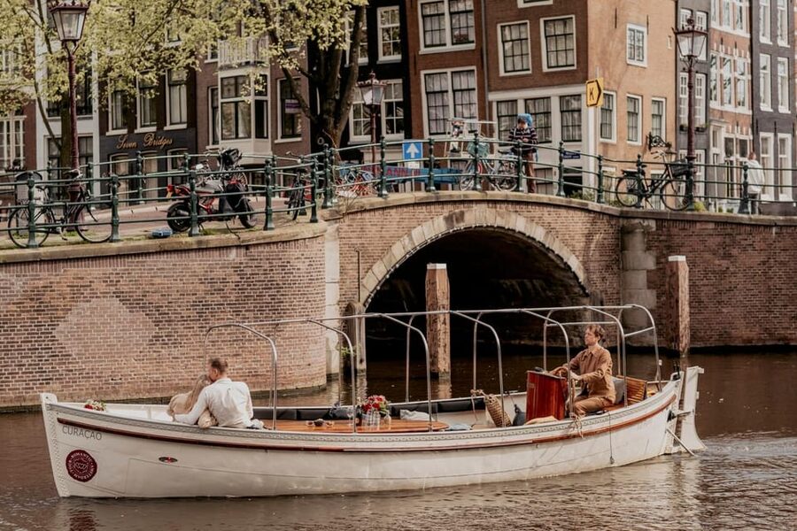 Amsterdam: Private Romantic Evening Boat Tour with Prosecco - The bridges of Amsterdam, and why this route is so fun