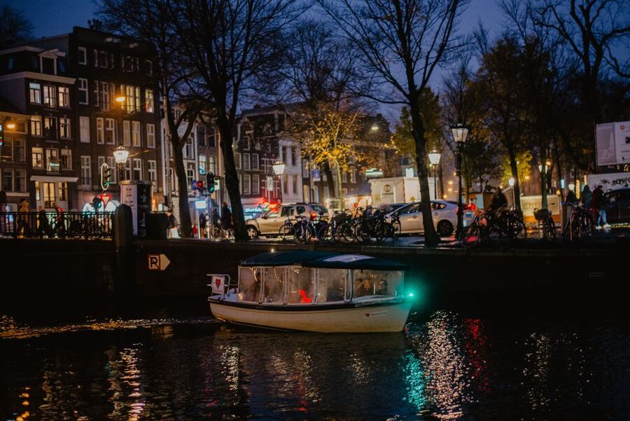 Amsterdam: Private Romantic Evening Boat Tour with Prosecco - 17th-century canal houses, and how the stories change what you see