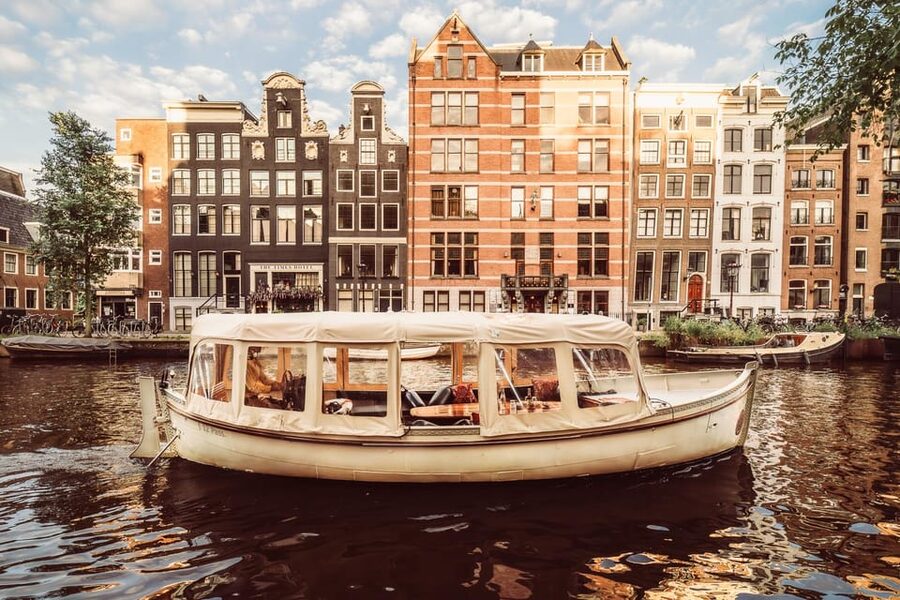 Amsterdam: Private Romantic Evening Boat Tour with Prosecco - Amstel views and the feel of a true night glide