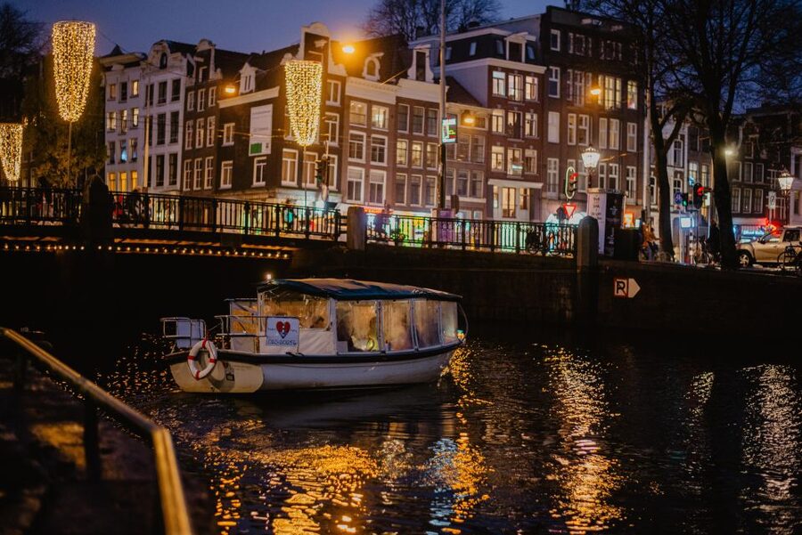 Amsterdam: Private Romantic Evening Boat Tour with Prosecco - Stops that matter: how to use the photo windows well