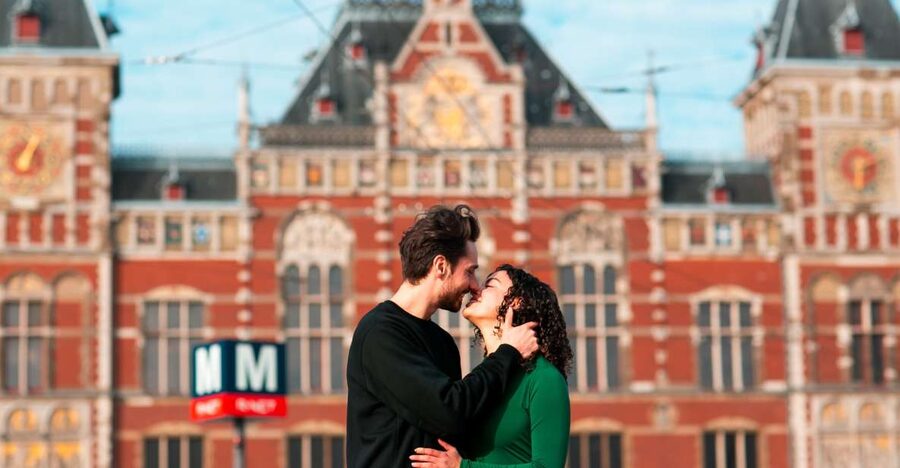 Amsterdam: Professional photoshoot at Centraal Station - The 30 to 45 minute plan, from Stationsplein 42 and back again