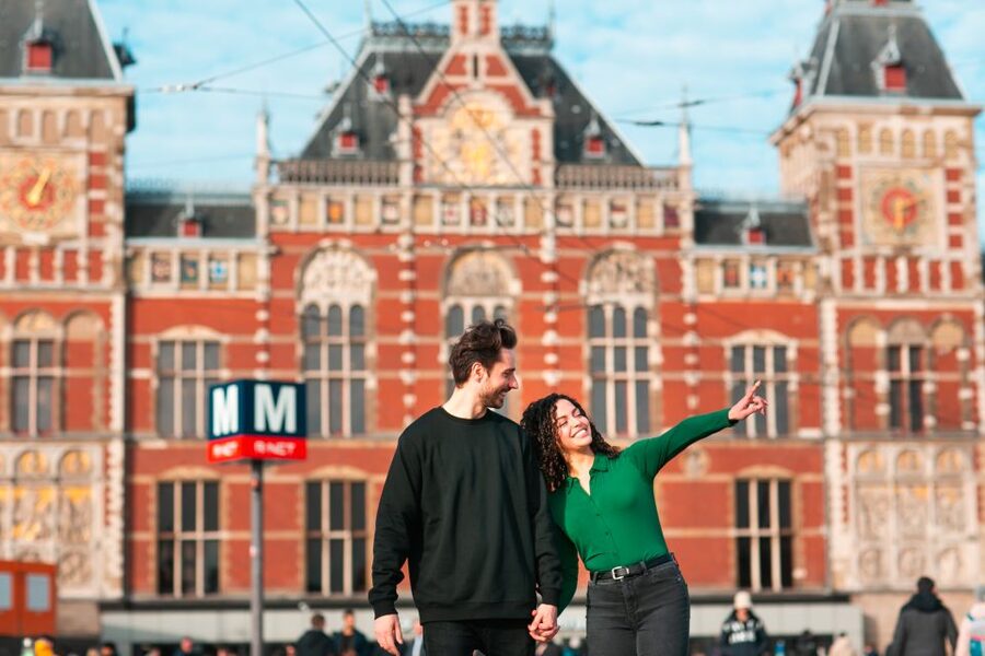 Amsterdam: Professional photoshoot at Centraal Station - Photographer help that saves you from station-photo chaos