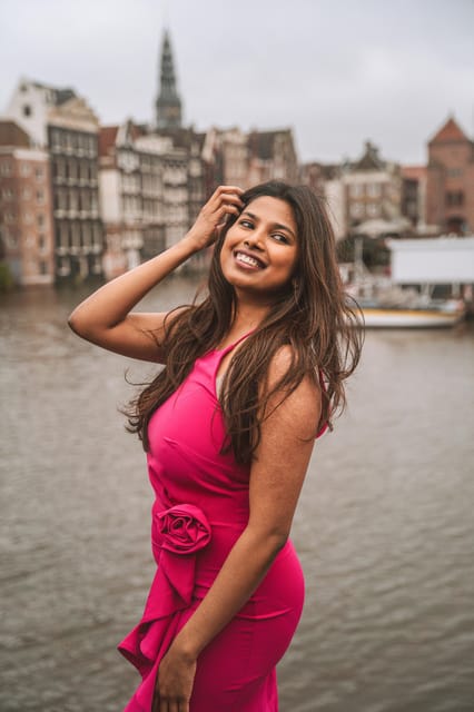 Amsterdam: Professional Photoshoot at the Canals - Photographer Style: Relaxed Posing, Patient Guidance