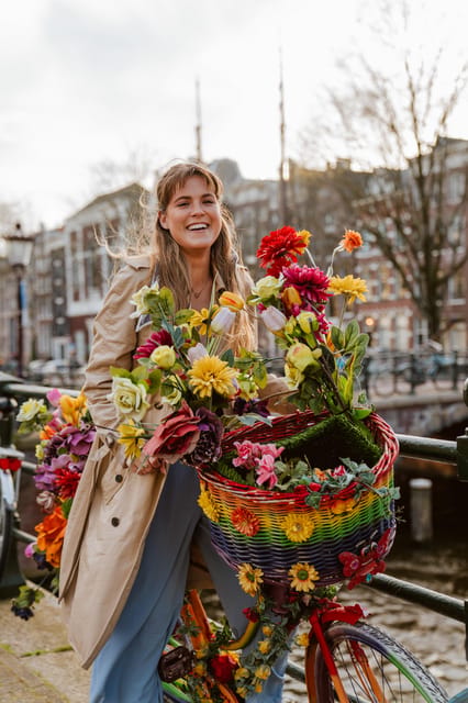 Amsterdam: Professional Photoshoot at the Canals - Weather Reality in Amsterdam: Umbrellas and Indoor Backup