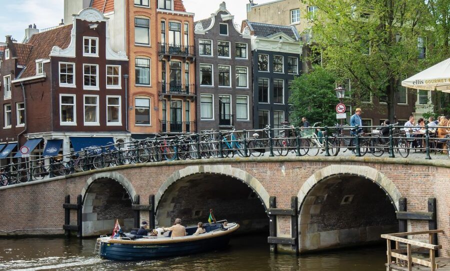 Amsterdam: Red Light District & City Tour German or English - Choosing German or English: A Key Detail for Comfort