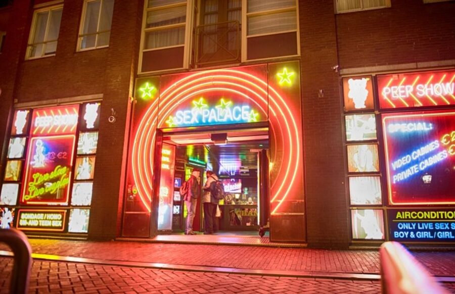 Amsterdam: Red Light District Exclusive Night Tour - From Canals to Narrow Streets: Grachtengordel and Classic Old Town Views