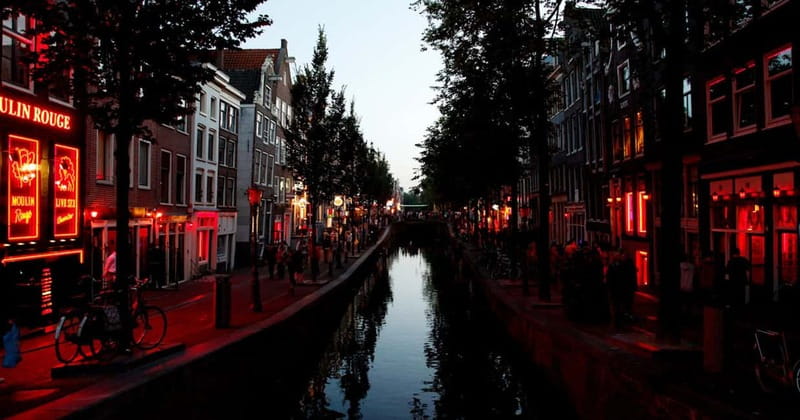 Amsterdam: Red Light District Tour - Dam Square: From Tourist Magnet to Policy Reality