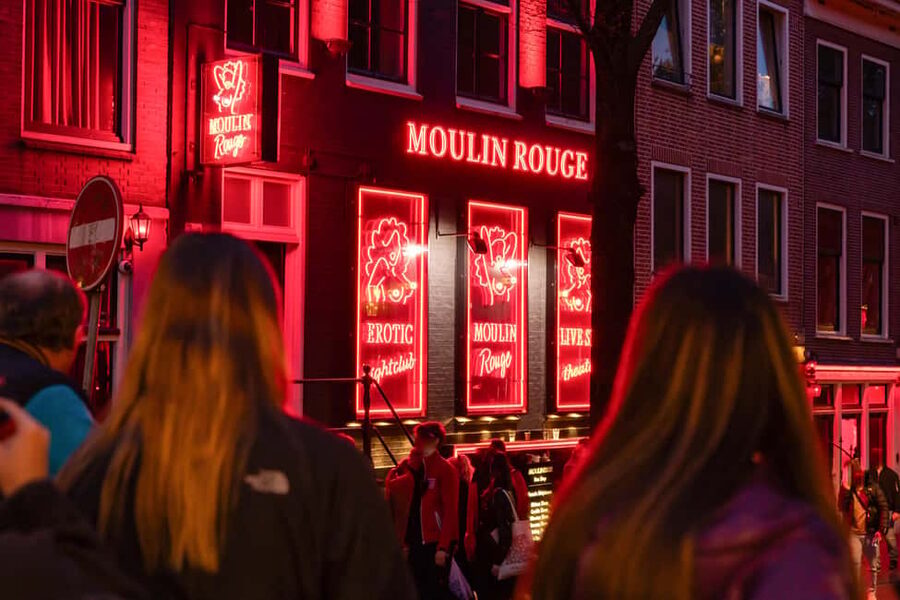 Amsterdam: Red Light District Tour in German/English/Italian - Entering the Red Light District with context, not shock