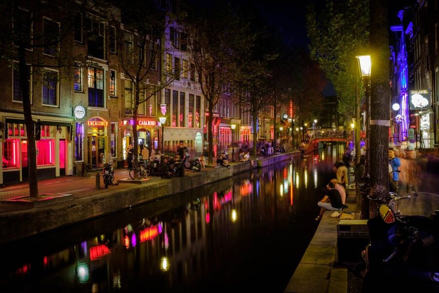 Amsterdam: Red Light District walking tour - Should you book this Amsterdam Red Light District walking tour?