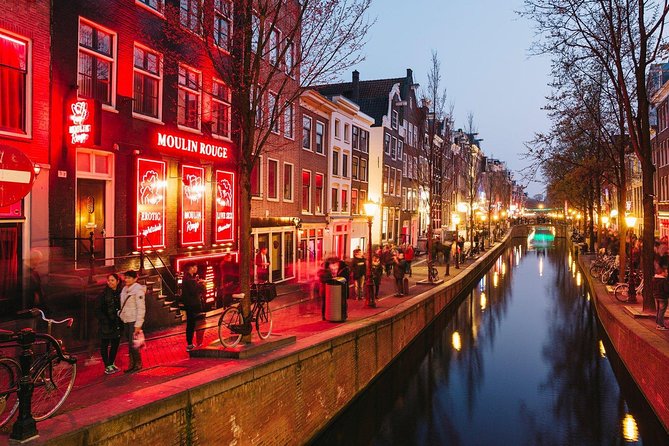 Amsterdam Red Light District Walking Tour in EN/DE/IT/ES - Oudezijds Voorburgwal tips, optional 1970s-era peepshow, and leaving with street sense