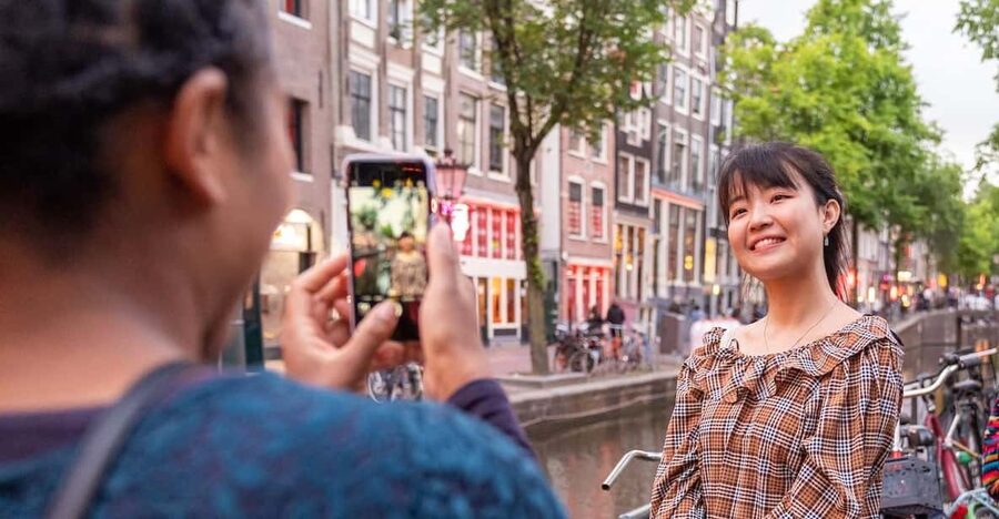 Amsterdam: Red Light Tour Exclusive + Peep Show - What makes this Red Light District tour feel different