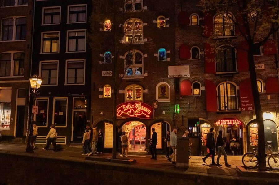 Amsterdam: Red Light Tour Exclusive + Peep Show - Dancing Houses and Borstplaat in brons: local texture in short stops