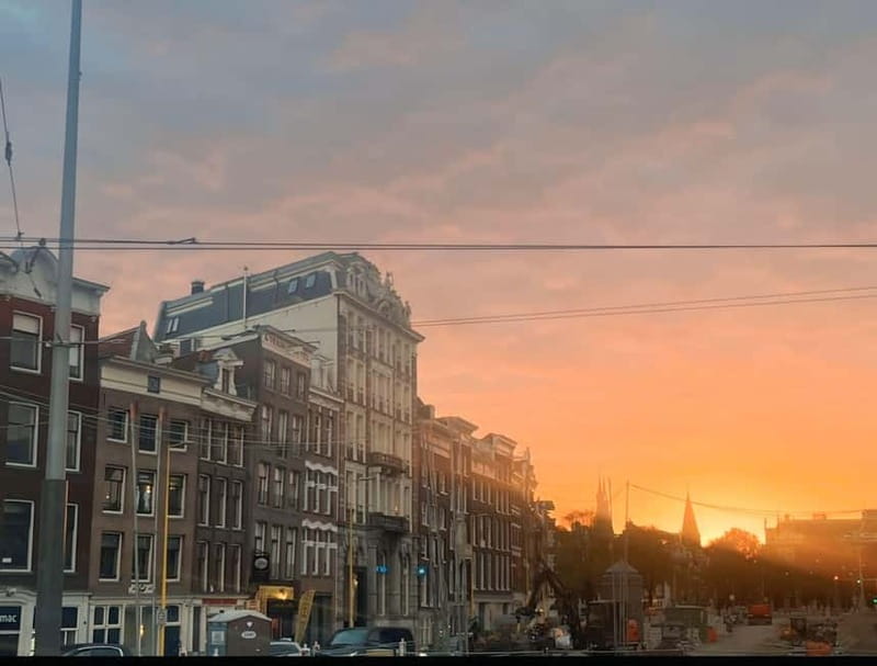 Amsterdam: Red light tour in German/English for groups of 4 people or more - German or English, and what the private-group setup means
