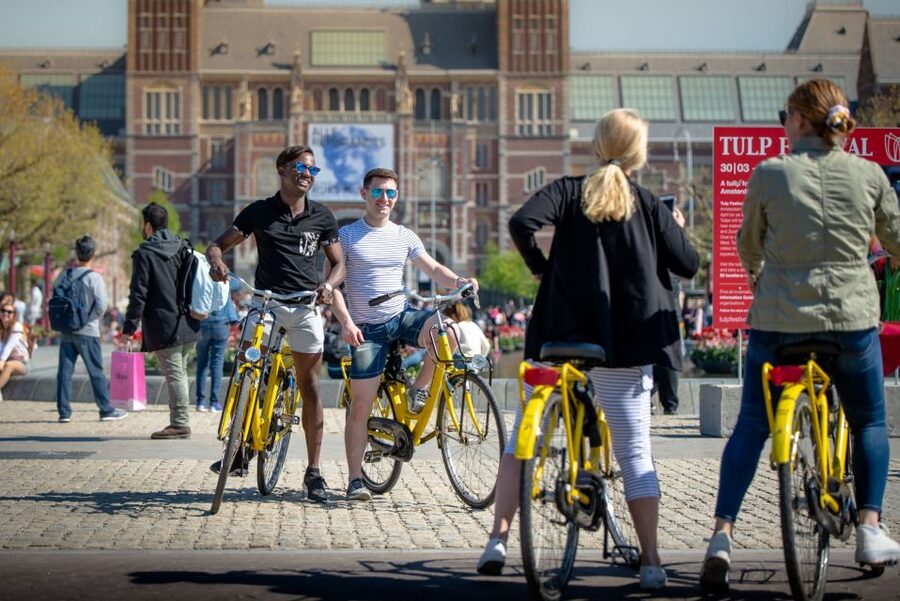 Amsterdam: Relaxed City Highlights Guided Bike Tour - Safety brief first: bike basics, traffic rules, and keeping the group together
