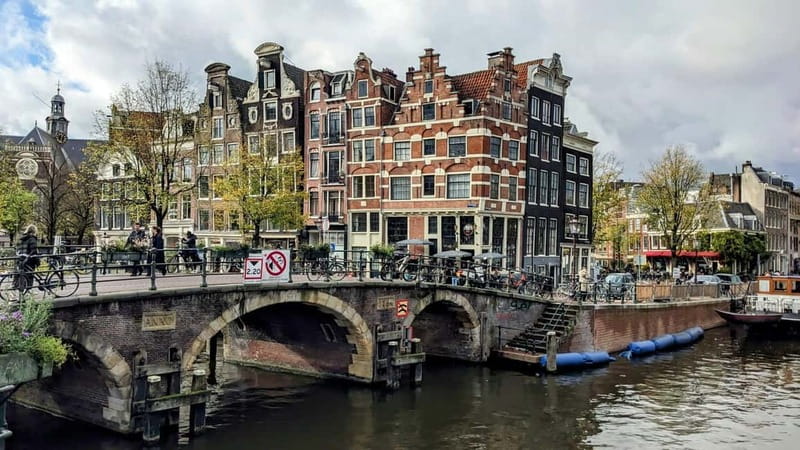 Amsterdam: Rembrandt & Van Gogh walking tour - Where the tour starts, how to find your guide, and what the route feels like