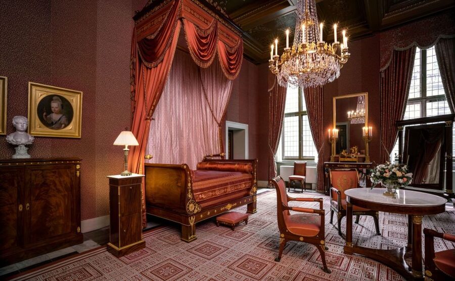 Amsterdam: Royal Palace Entry Ticket and Audio Guide - Entering the palace and making the first rooms count