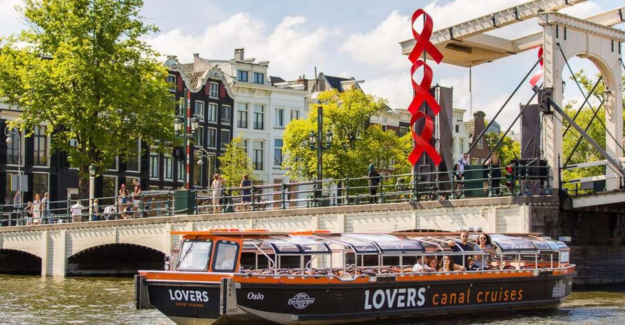 Amsterdam: Semi-Open Canal Boat Cruise - Boarding at Amsterdam Centraal: the one moment where people get stuck
