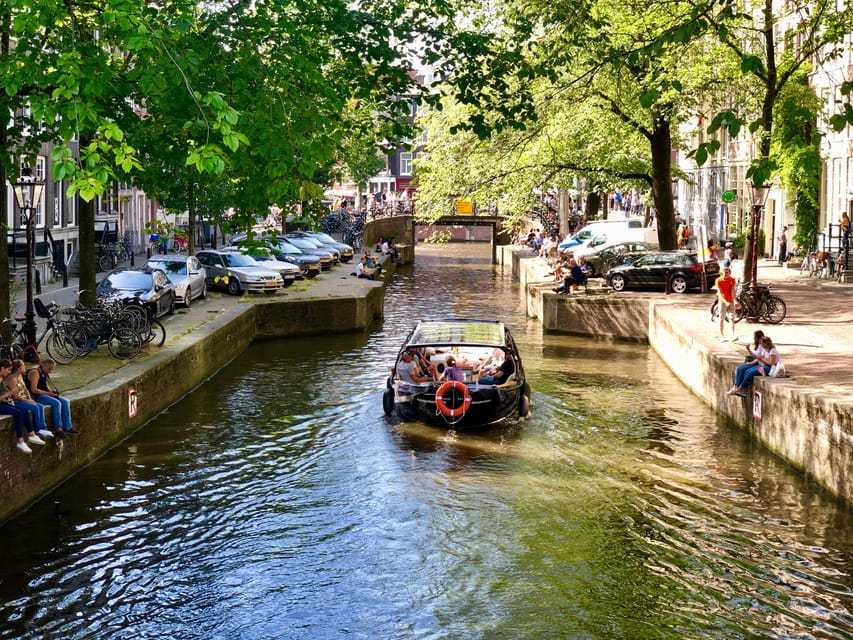 Amsterdam Small Group Canal Cruise inc Snacks/Drinks Winter - Small group size: why conversation makes the cruise feel better