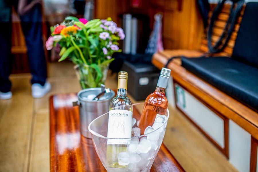 Amsterdam: Small-Group Canal Cruise incl. Drinks and Snacks - Giuliana boat comfort: heated in winter, plus indoor and outdoor views
