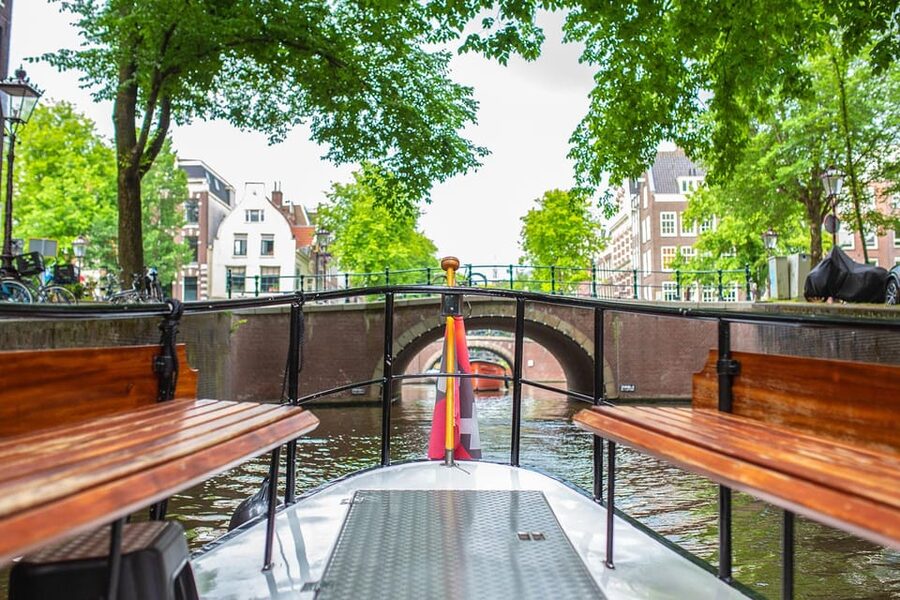 Amsterdam: Small-Group Canal Cruise incl. Drinks and Snacks - The 2-hour route that hits Amsterdam’s big names without racing