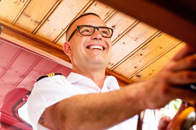 Amsterdam Small-Group Canal Cruise With Dutch Snacks and Drink - Anne Frank House by boat: the WWII sight, with the right kind of pacing