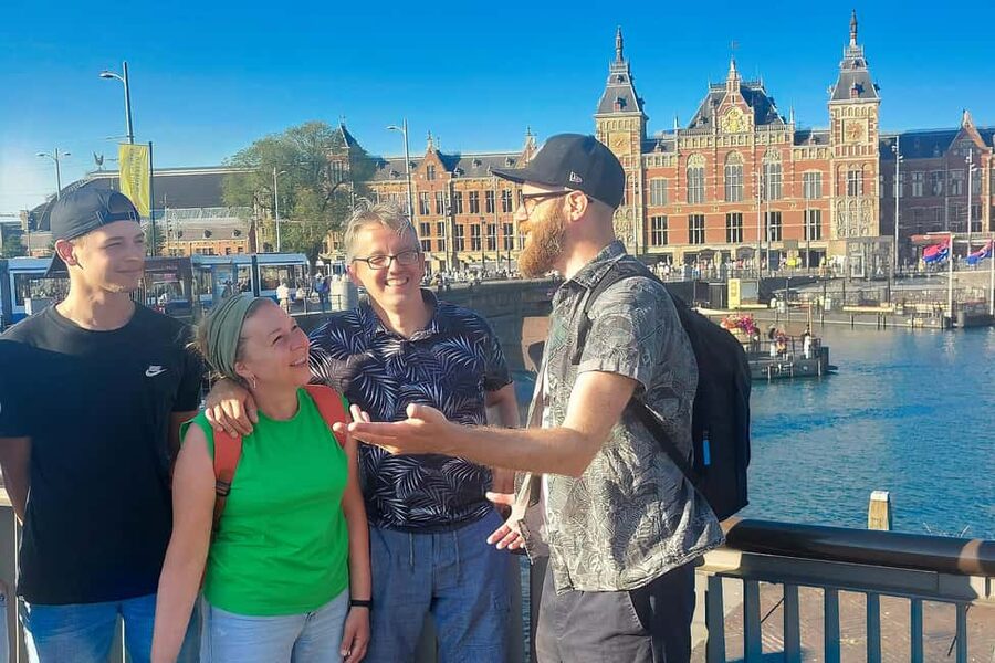 Amsterdam: Small-group Guided Walking Tour (French/English) - What makes this tour worth the $33: the guide’s follow-up and street smarts