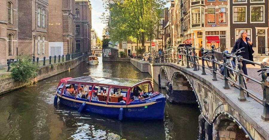 Amsterdam: Smoke and Lounge City Boat Cruise - Seven Bridges, Skinny Bridge, and the Dancing Houses