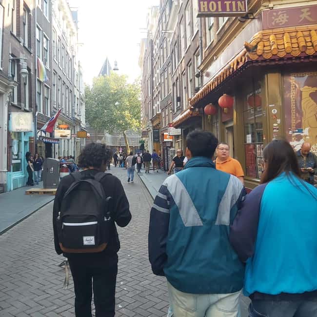 Amsterdam: Spanish Tour Unmasking the Redlight District - A finish near Beursplein and Dam Square: the Royal Palace link