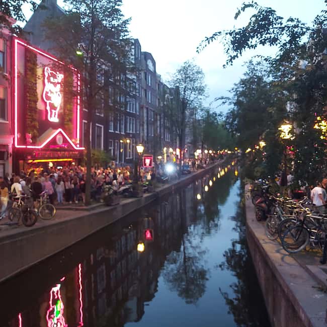 Amsterdam: Spanish Tour Unmasking the Redlight District - Zeedijk and St. Nicholas Basilica: from a port city to changing cultures