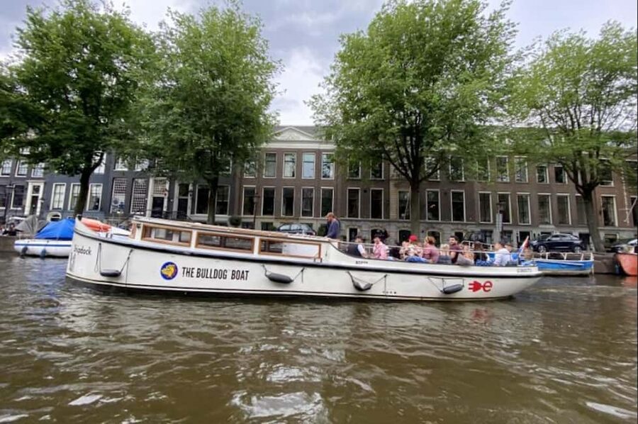 Amsterdam: The Bulldog Boat Smoke and Booze Cruise - What the 1-hour cruise actually feels like on the canals
