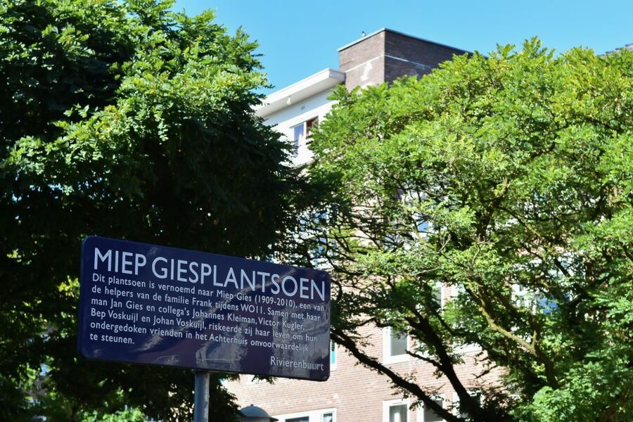Amsterdam: The Life of Anne Frank Walking Tour - The diary bookstore stop, Otto Frank and the daily object