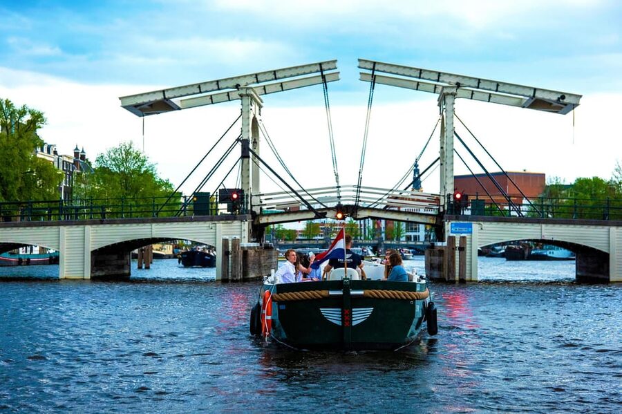 Amsterdam: The Newest Canal Cruise with Drink Option - One hour canal route: what you actually see and why it matters