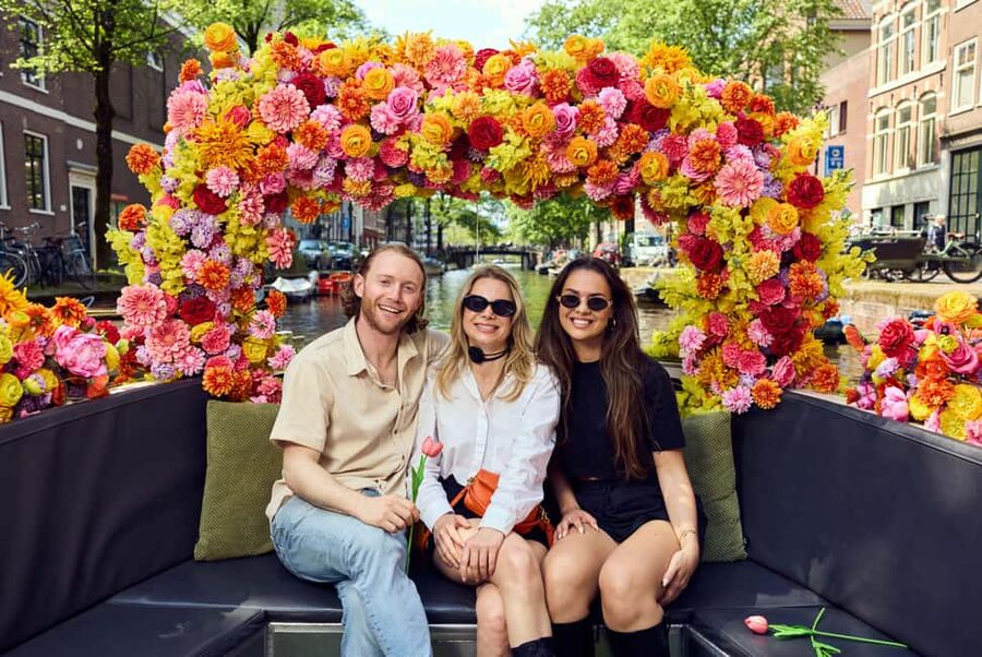Amsterdam: The Original Flower Boat with Local Guide and Bar - Why this flower boat cruise works so well in Amsterdam