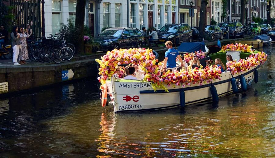 Amsterdam: The Original Flower Boat with Local Guide and Bar - The guide’s stories, including the Flower Bike Man love story