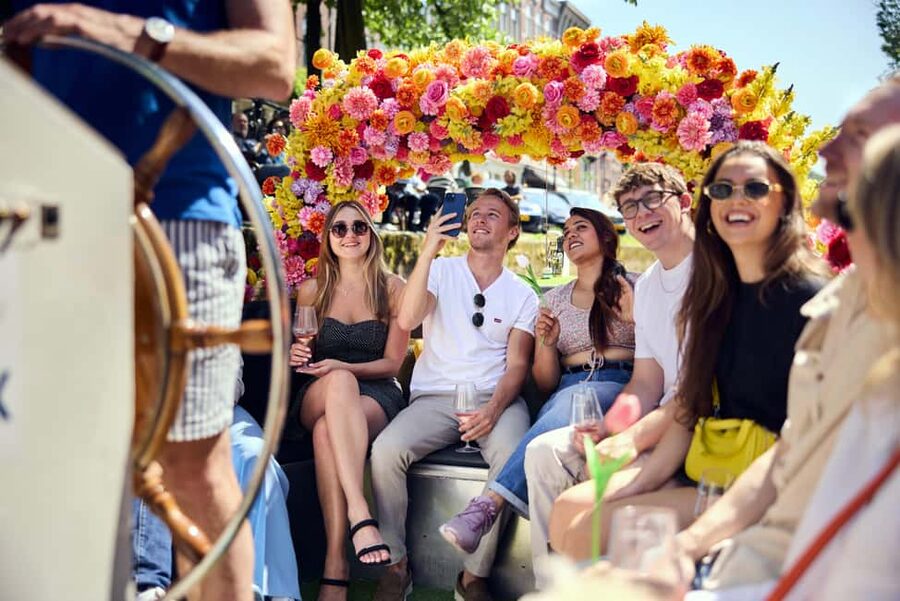 Amsterdam: The Original Flower Boat with Local Guide and Bar - Finding the meeting point at Oudezijds Voorburgwal (and what to look for)