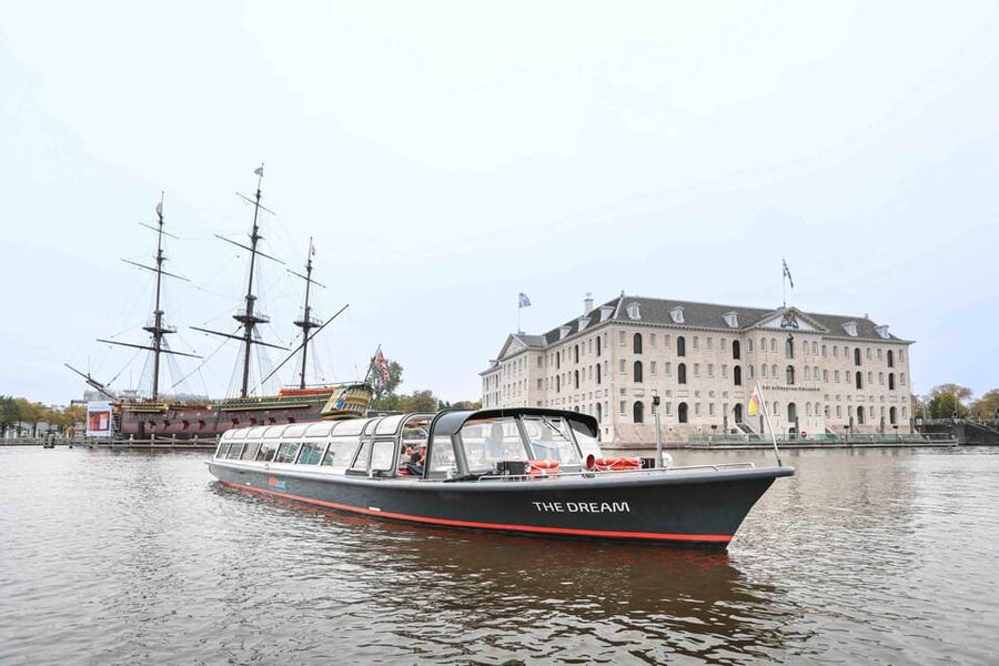 Amsterdam: Traditional Canal Cruise with Bar on Board - Why this cruise feels comfortable even when Amsterdam is cold