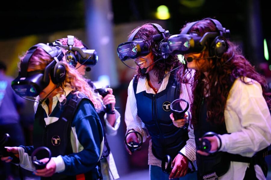 Amsterdam: Ultimate VR Experience: 60 minutes - Choosing your game: from zombie shooters to kid-friendly quests