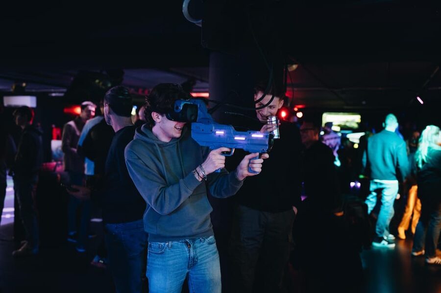 Amsterdam: Ultimate VR Experience: 60 minutes - Multiplayer fun: teaming up with friends, or running the chaos together