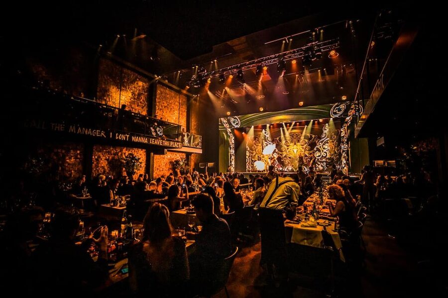 Amsterdam: VEGAS Dinner Show with 3-Course Sharing Menu - Drinks, service pace, and how to keep your night from getting snagged