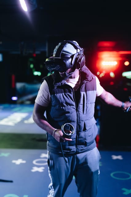 Amsterdam: VR Game Park Free-Roaming Experience - Choosing your game, zombies, pirates, or ghost patrol
