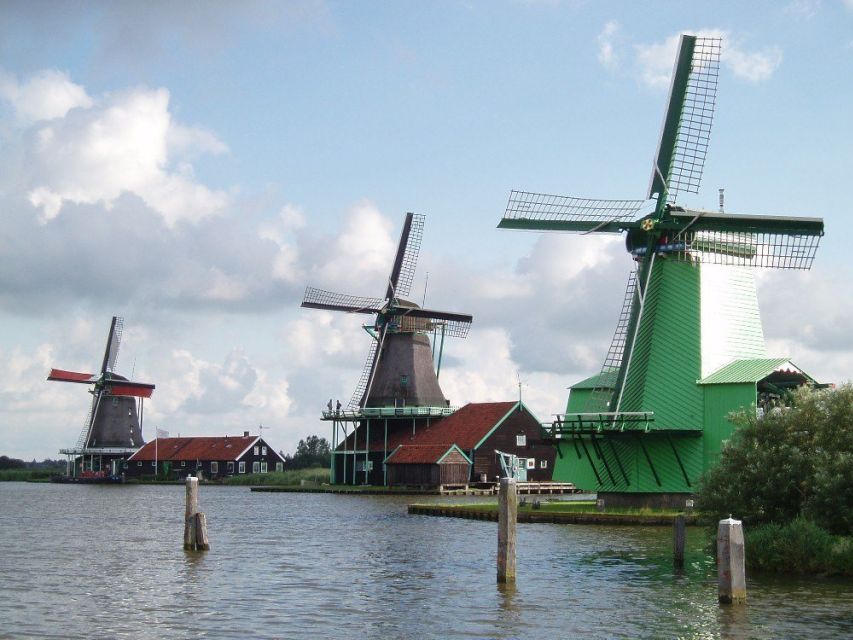 Amsterdam: Zaanse Schans Windmills Bike Tour with Guide - Getting there from Amsterdam Centraal, and where the bikes start